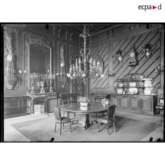 Ministère de la Guerre, Paris, salle à manger. [légende d'origine]