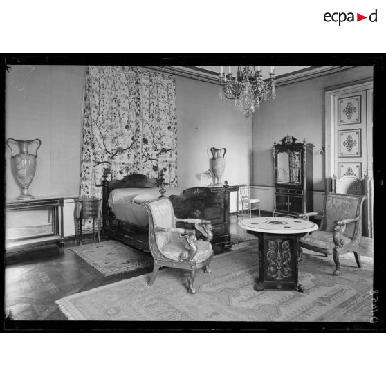 Ministère de la Guerre, Paris, une chambre à coucher. [légende d'origine]