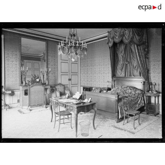 Ministère de la Guerre, Paris, la chambre à coucher du général Galliéni. [légende d'origine]
