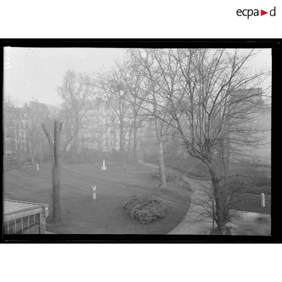 Ministère de la Guerre, Paris, vue sur les jardins. [légende d'origine]