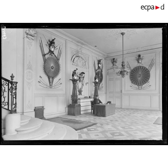 Ministère de la Guerre, Paris, le grand hall d'entrée. [légende d'origine]