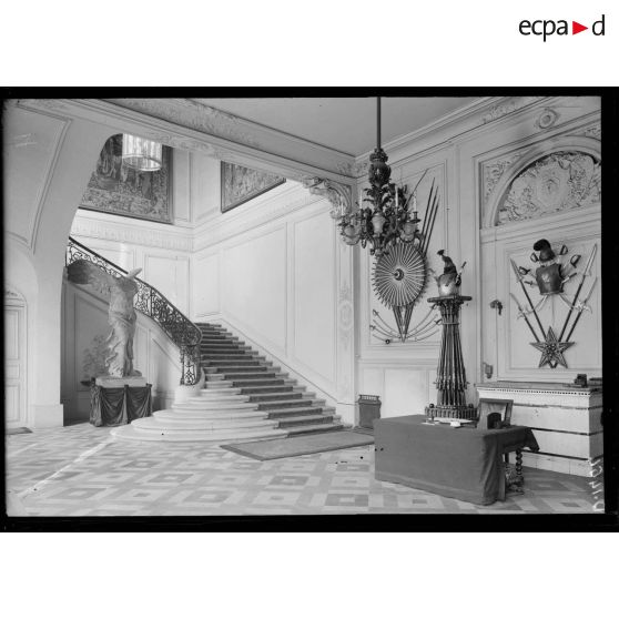Ministère de la Guerre, Paris, le grand hall d'entrée. [légende d'origine]