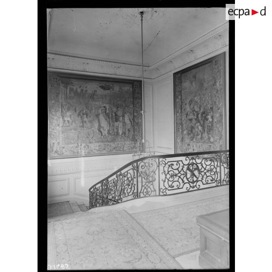 Ministère de la Guerre, Paris, l'escalier. [légende d'origine]