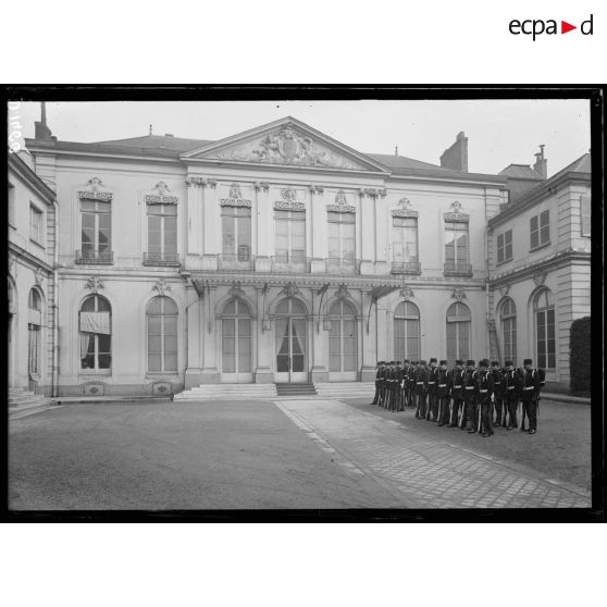 Ministère de la Guerre, Paris, la cour intérieure. [légende d'origine]