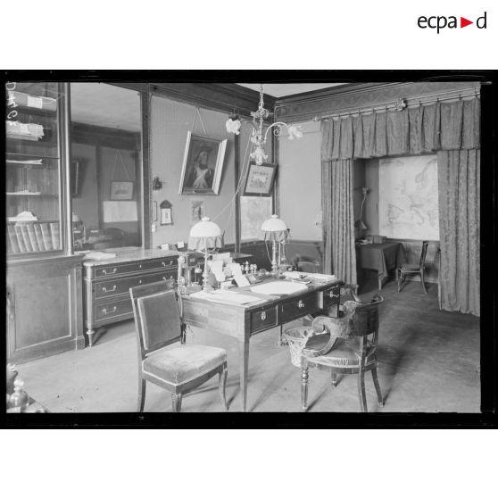 Ministère de la Guerre, Paris, le bureau du lieutenant. [légende d'origine]
