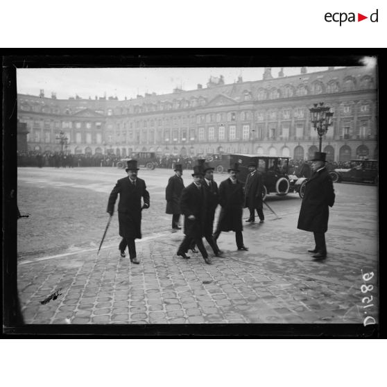 Paris, arrivée des ministres italiens à l'hôtel Bristol. [légende d'origine]