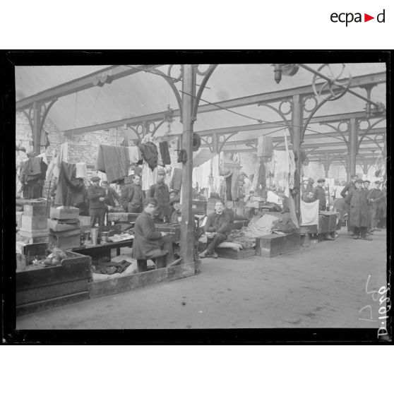 Camp de Jouget en Plérin, Côtes d'Armor, vue intérieure de la grande salle de l'usine qui sert de dortoir. [légende d'origine]