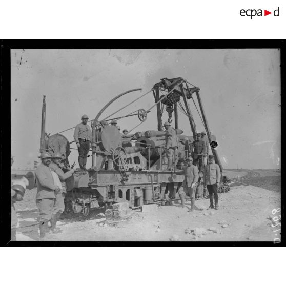 Camp de Mailly, Aube, chargement d'une pièce de 240 mm TR M1903. [légende d'origine]