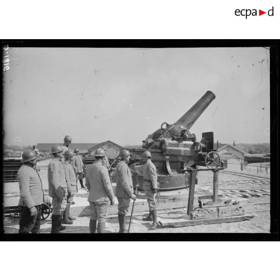 Camp de Mailly, Aube, chargement d'une pièce de 240 mm TR. [légende d'origine]