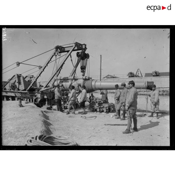 Camp de Mailly, Aube, exercice de mise en place d'une pièce de 240 mm TR. [légende d'origine]