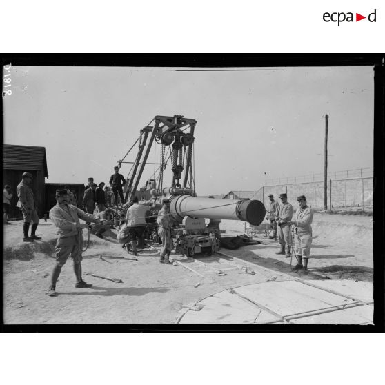 Camp de Mailly, Aube, mortier de 240 mm TR mis en place. [légende d'origine]