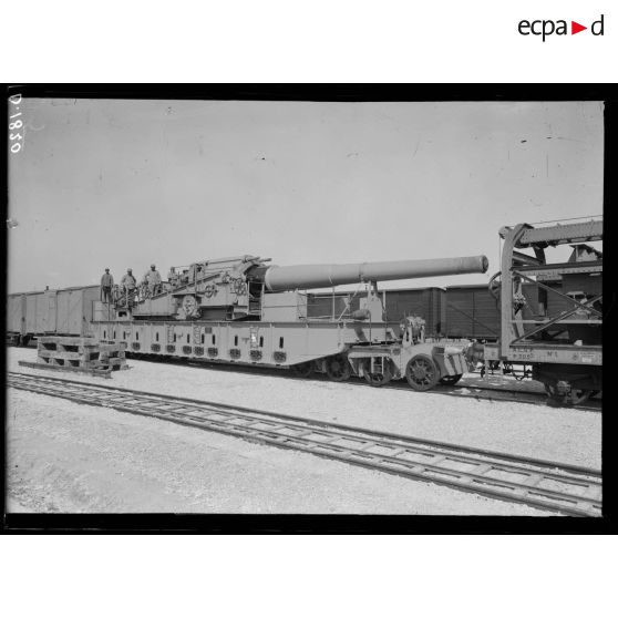 Camp de Mailly, Aube, canon de 305mm en position de marche. [légende d'origine]