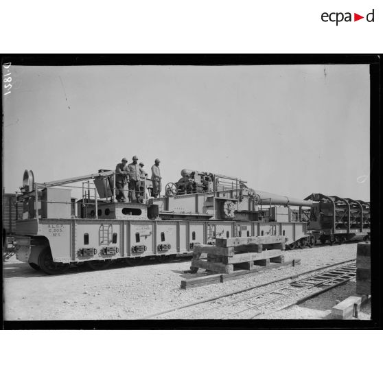 Camp de Mailly, Aube, canon de 340 mm en position de marche. [légende d'origine]