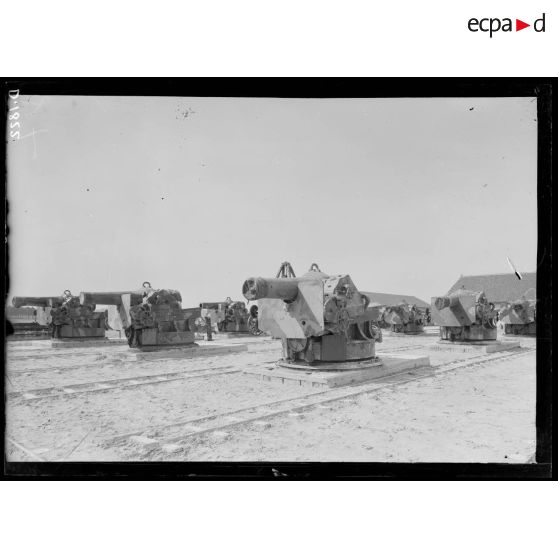 Camp de Mailly, Aube, parc des obusiers de 270 mm. [légende d'origine]