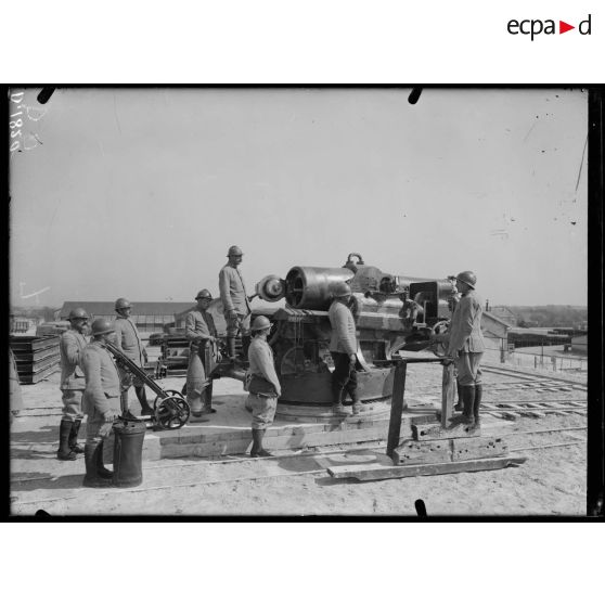 Camp de Mailly, Aube, manoeuvre d'une pièce de 270 mm. [légende d'origine]
