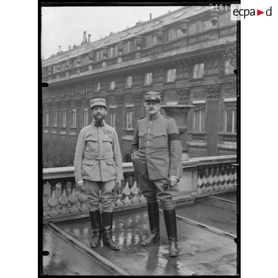 Paris, médecin major Cl. Haury et le major Forcart de Bâle, mission franco-suisse ayant opéré dans la 3e et 10e région militaire. [légende d'origine]
