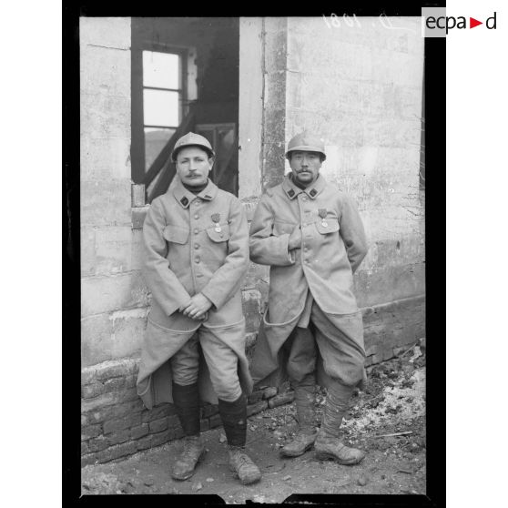 Les sapeurs Mauduit et Cadoret du 6e RG (cités à l'ordre de l'armée) à Anzin-Saint-Aubin, Pas-de-Calais. [légende d'origine]