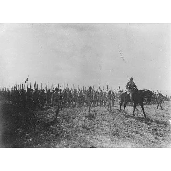 Le défilé des troupes devant le général Passaga. [légende d'origine]
