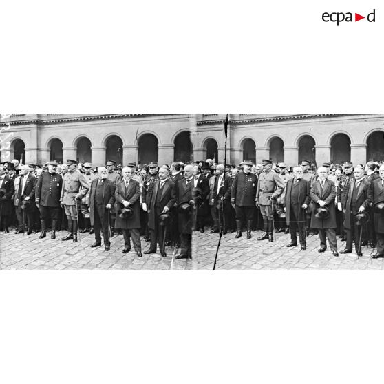 Le président, le général Pershing, le maréchal Joffre pendant la revue. [légende d'origine]