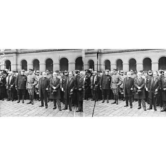 Le président, le général Pershing, le maréchal Joffre pendant la revue. [légende d'origine]