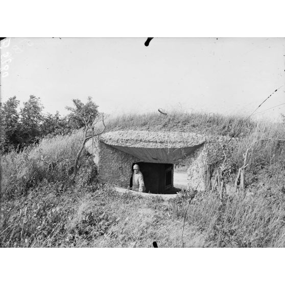 Près Audignicourt (Aisne). Ancien abri allemand pour pièce lourde. [légende d'origine]