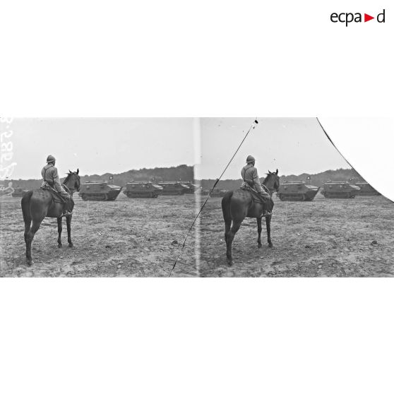 Camp d'Orrouy (Oise). Les tanks défilent après la revue. [légende d'origine]