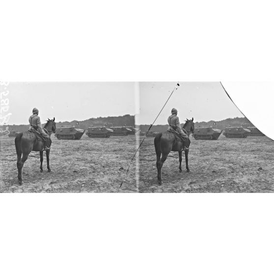 Camp d'Orrouy (Oise). Les tanks défilent après la revue. [légende d'origine]