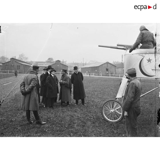 Camp d'aviation du Bourget. Visite des délégués de la Nouvelle-Orléans. [légende d'origine]
