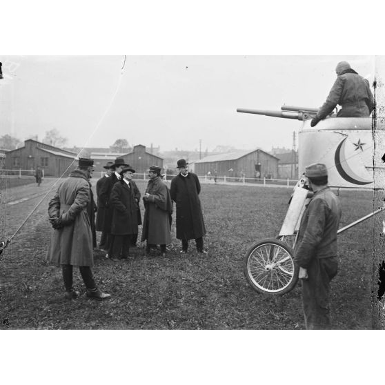 Camp d'aviation du Bourget. Visite des délégués de la Nouvelle-Orléans. [légende d'origine]
