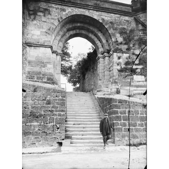 Bar-le-Duc (Meuse). Porte Louis XIV, la ville haute. [légende d'origine]