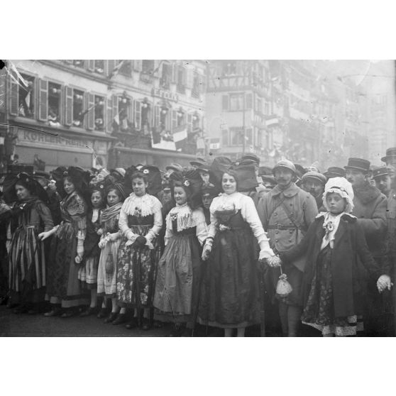 Strasbourg (Alsace). Entrée du maréchal Pétain. La foule attend l'arrivée du maréchal. [légende d'origine]