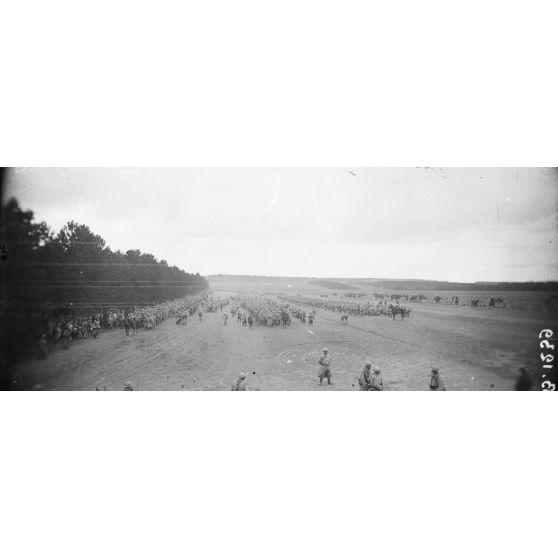 La Croix-en-Champagne (Marne) : vue générale d’un camp de prisonniers (5000 environ). [légende d’origine]