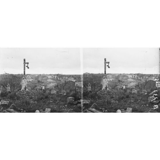 Flirey (Meurthe-et-Moselle). Cimetière, le village, vue de l'église. [légende d'origine]