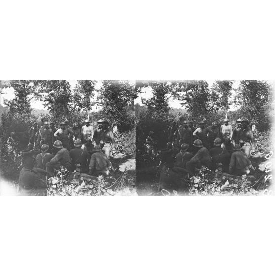 [Un groupe de tirailleurs sénégalais dans une forêt des Vosges.]