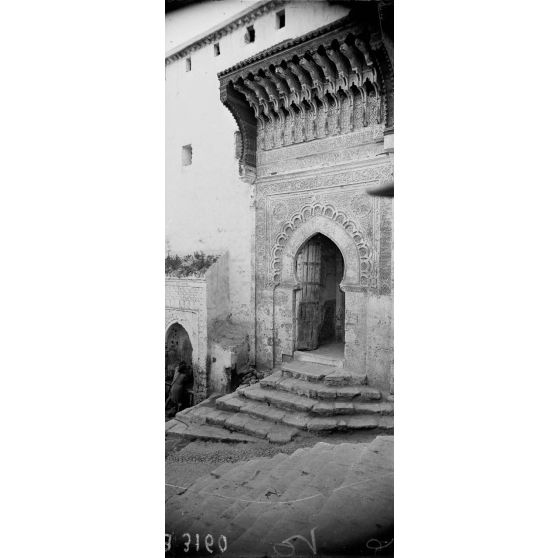 Sur une place de Salé : l’entrée d’une medersa. [légende d’origine]