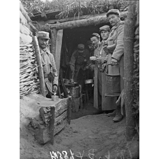 [Un groupe de soldats devant l'entrée d'un abri.]