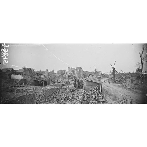Assevillers (Somme), ruines du village. [légende d’origine]