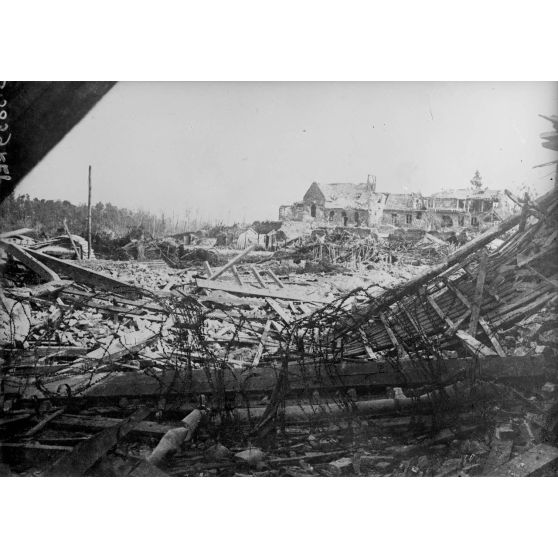 Biaches (Somme), au fond la chapelle encore occupée par les allemands. [légende d’origine]