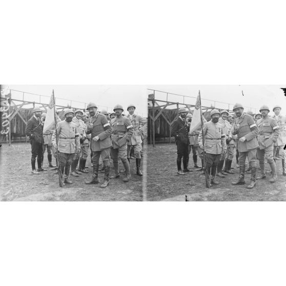 Amiens. Remise de décorations à la section de camouflage. Le drapeau de la section. Le porte-drapeau Landowski. [légende d'origine]