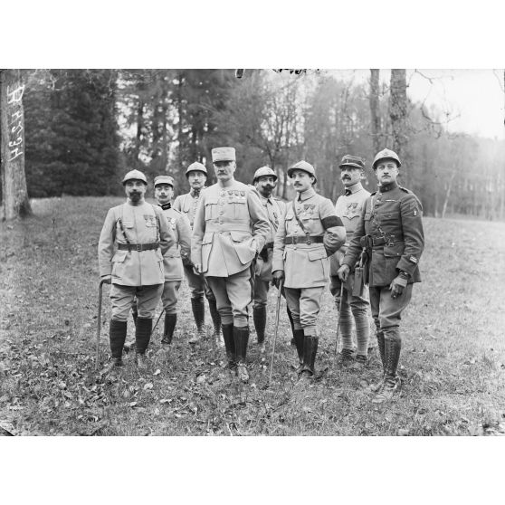Verdun, le général Passaga commandant la 133e division et officiers d’état-major. [légende d’origine]