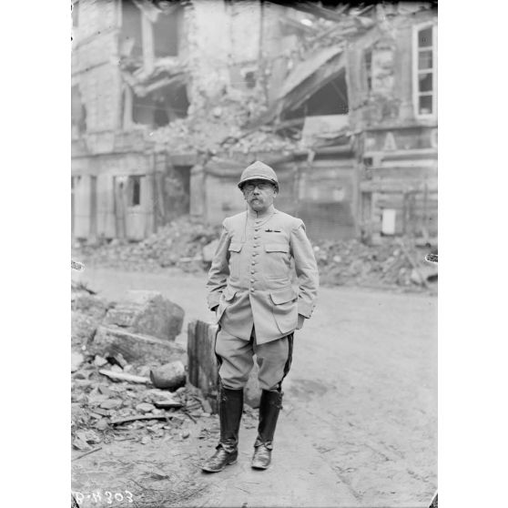 Trémont (Meuse), le général Dubois commandant la place. [légende d’origine]