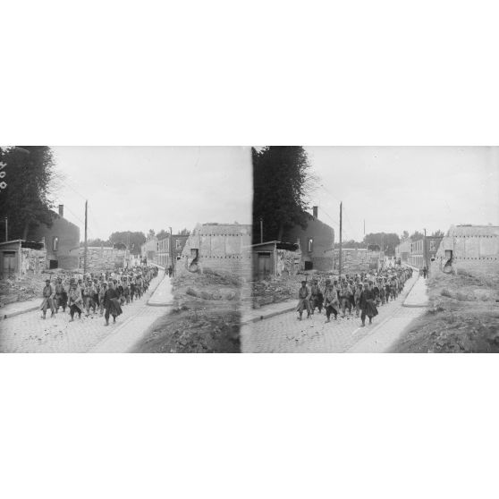 Suippes (Marne). Territoriaux revenant d’exécuter des terrassements. [légende d’origine]
