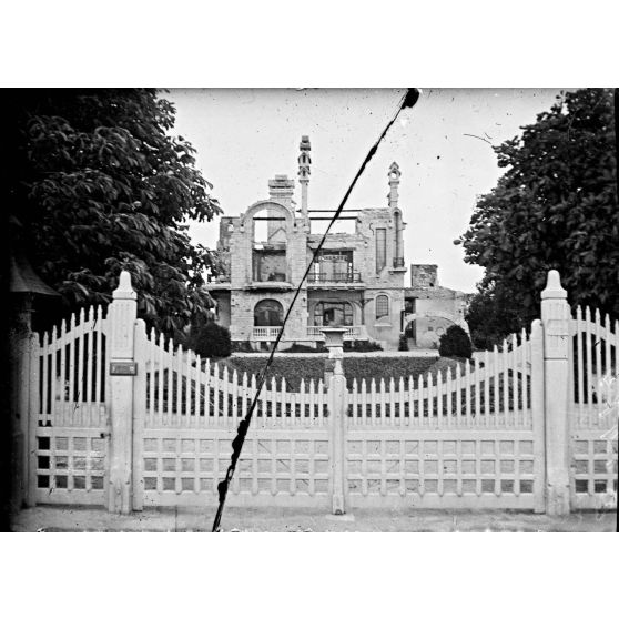 [Façade d'un château détruite.]