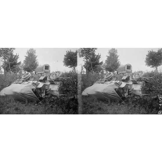 Camion chargé d’obus renversé par un accident sur le bord de la route. [légende d’origine]