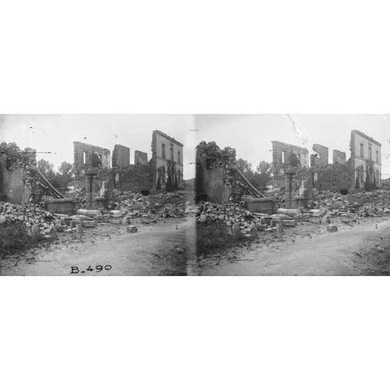 Vaubecourt (Meuse), près de Bar-le-Duc. Ruines des combats de septembre. [légende d’origine]