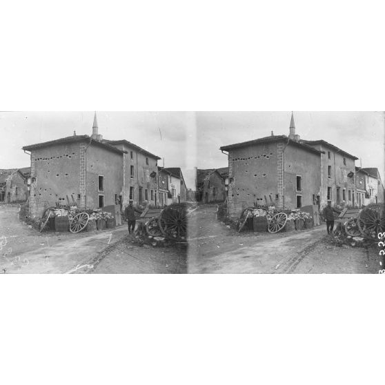 Neuvilly (Meuse). Maisons détruites et maisons avec créneaux . [légende d’origine]