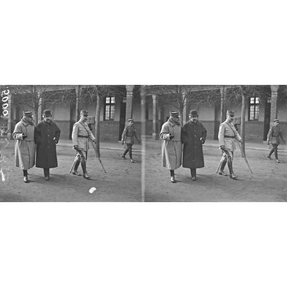 Visite du président de la République au GQG, à la direction de l’arrière. [légende d’origine]