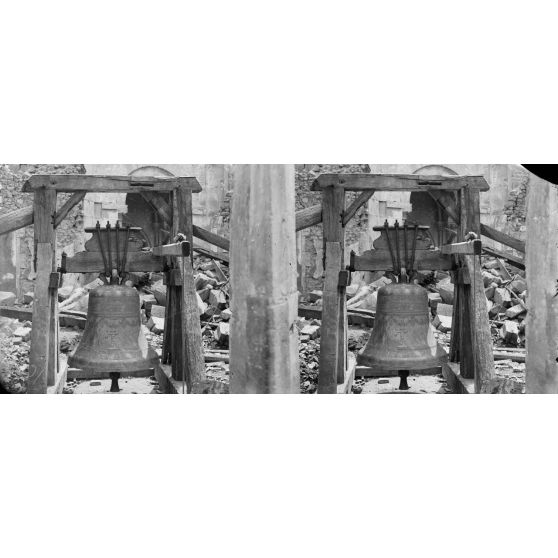 Louppy-le-Château. Façade de l’église, au premier plan cloche installée provisoirement sur le sol. [légende d’origine]