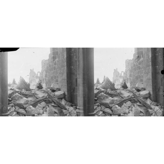 Louppy-le-Château. Vue des ruines prises du porche de l’église. [légende d’origine]