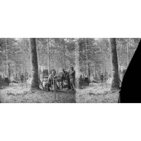 Forêt d’Argonne. Baraquements Monhoven, La Croix de pierre. [légende d’origine]